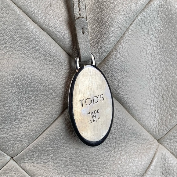 Tod’s White Quilted Pebble Leather Purse - Picture 11 of 16